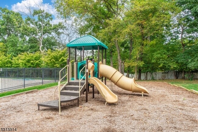 Building Photo - 603 Porter Way W