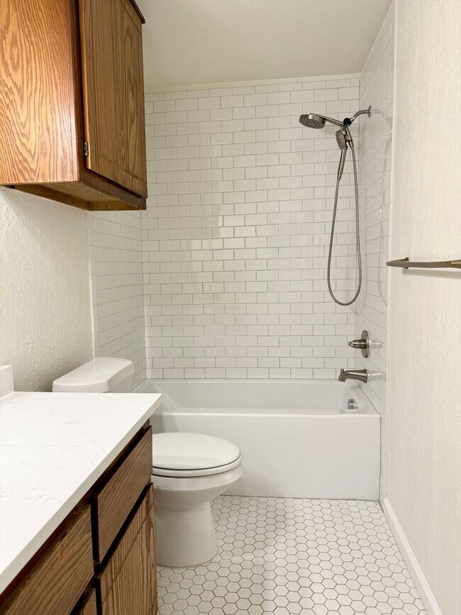 Building Photo - Updated 2 bed, 2 bath, 2 car