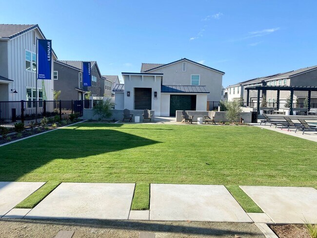 Building Photo - 2846 E Tamarind Dr