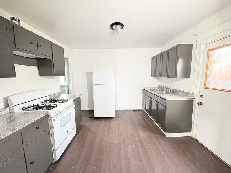 Building Photo - 833 N Michigan St