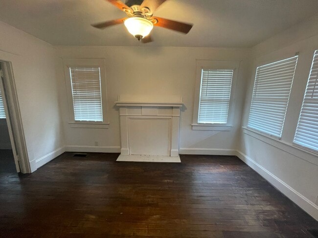 Building Photo - Historic Downtown Wilmington Cottage