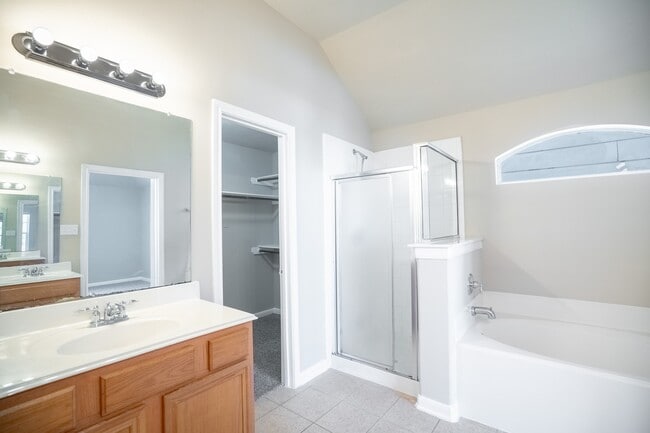 Building Photo - 827 Forest Hillside Ln