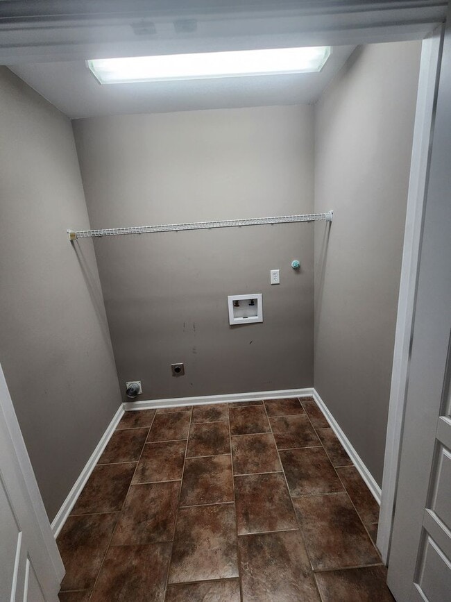Building Photo - Cozy 3 Bed 2 Bath Home Available Now