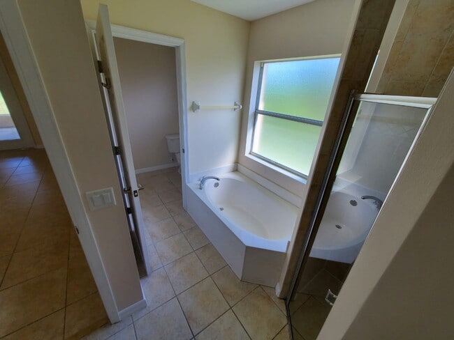 Building Photo - 1049 SW Ingrassina Ave