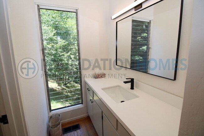 Building Photo - Mountain View Retreat in the Heart of Fairfax- 3BD/1BA Home with Expansive Deck- FOUNDATION