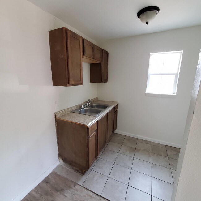 Building Photo - 4205 Metropolitan Ave