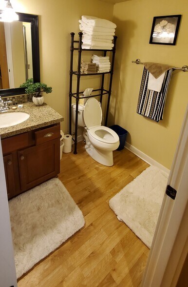 Building Photo - 1611 Vernon Rd