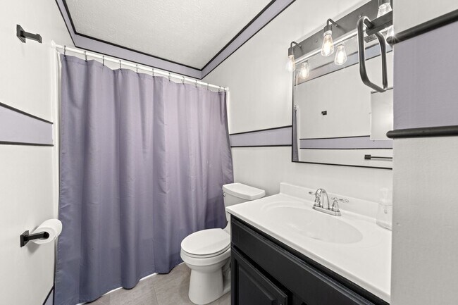 Building Photo - Charming 3Bed/2Ba Duplex Unit Convenient t...