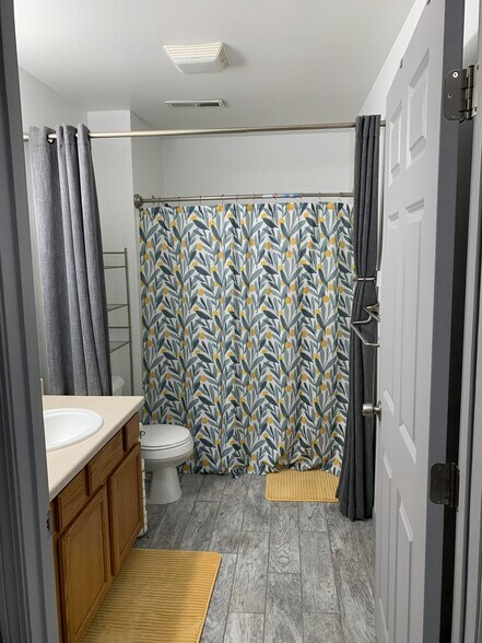 Full Bathroom - 3505 Fallon St