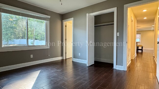 Building Photo - 366 Lullwater Dr