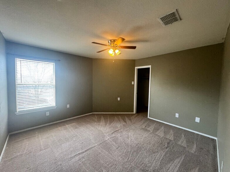 Building Photo - 1705 River Oaks Dr