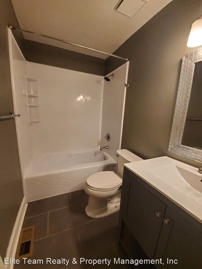 Building Photo - 2 br, 1.5 bath House - Cemetery St 309 Unit D