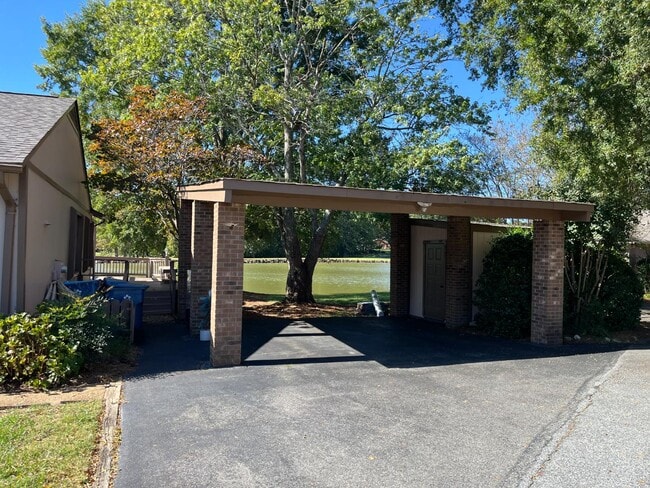Building Photo - 161 Fairway Dr