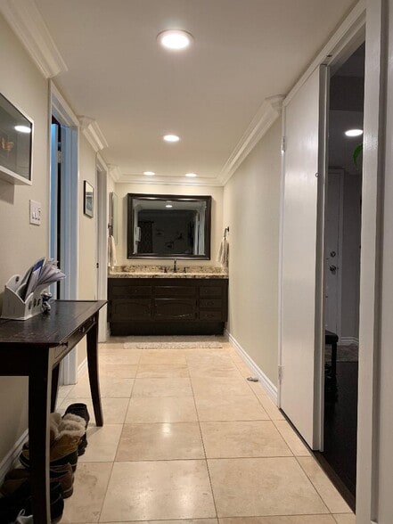 Master Vanty - 6860 Hyde Park Dr