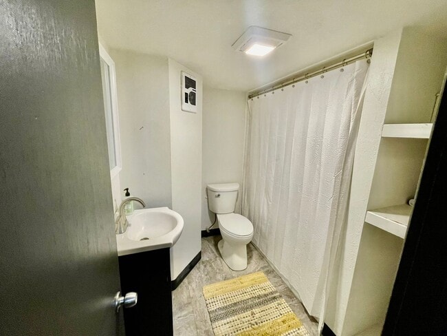 Building Photo - Main St! Storage and Parking! 20 minute dr...