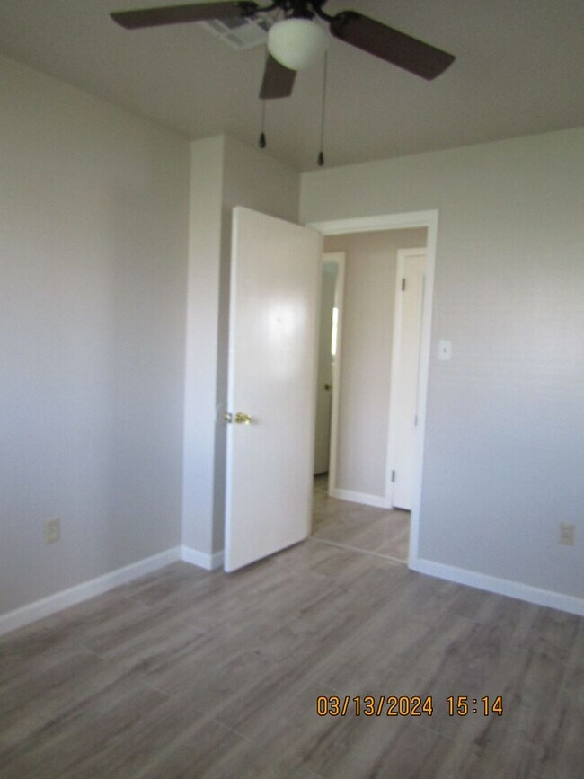 Building Photo - Freshly Painted/New Flooring Home!! Pets N...
