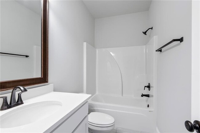 Building Photo - 553 Claiborne Trails Dr