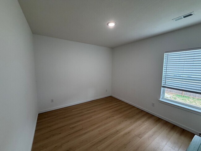 Building Photo - REMODELED 5 Bedroom | 3 Bathroom | 3 Car Garage HOME -- 3,554 sqft | BASEMENT! | NIXA SCHOOLS | F...