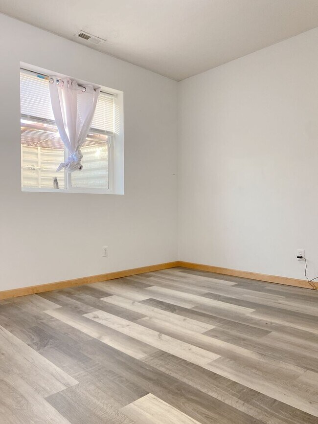 Building Photo - Stunning 5 bedrooms and 3 bathrooms in Wal...