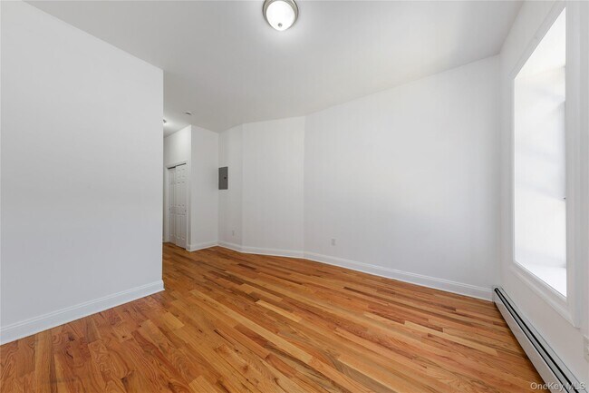 Building Photo - 1587 Lincoln Pl