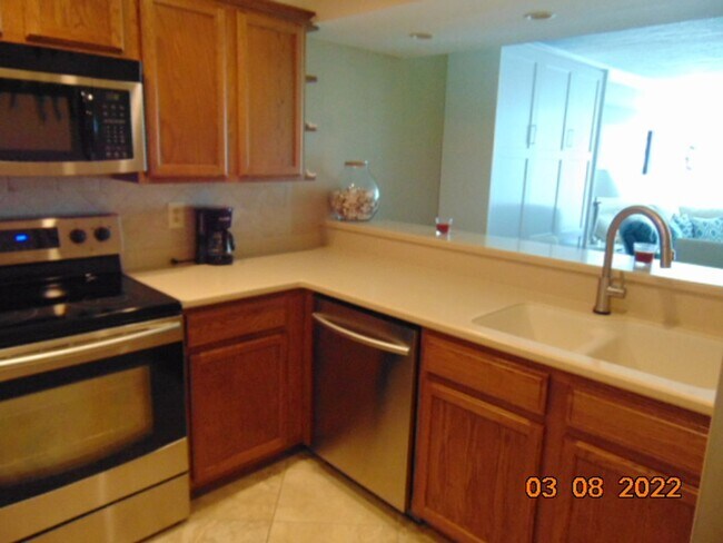 Building Photo - Views! Gorgeous, upgraded penthouse condo at The Breakers