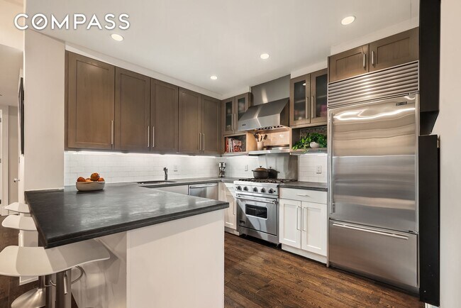 Building Photo - Extra Large Loft Condo in SoHo.