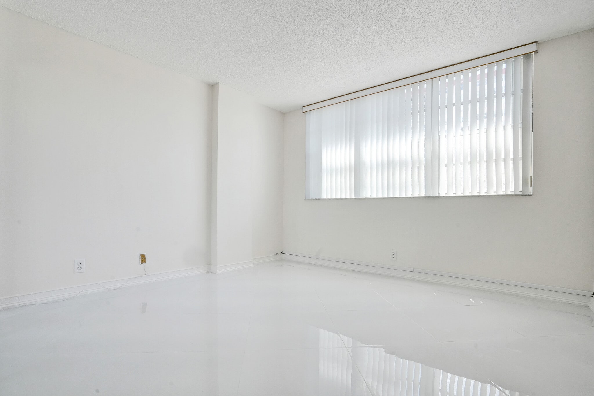 Building Photo - 3113 S Ocean Dr