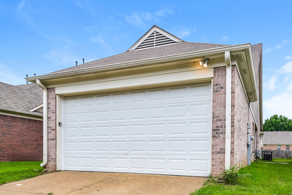 Building Photo - 10093 Woodland Hills Dr