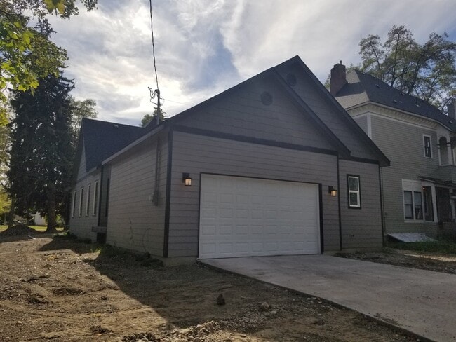 Building Photo - Newer 5 Bed, 3 Bath Home with over 3100+ s...