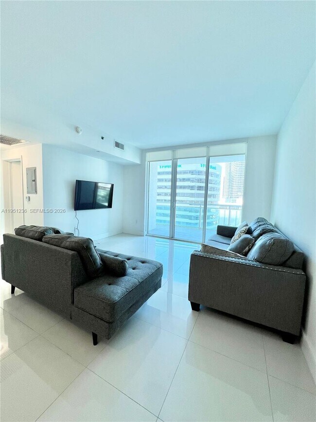 Building Photo - 950 Brickell Bay Dr