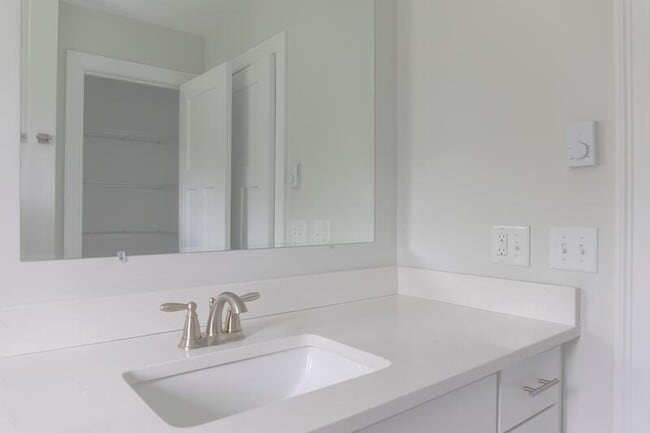 Building Photo - 5 Thomas Dr
