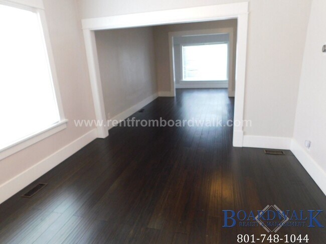 Building Photo - 657 Warnock Ave