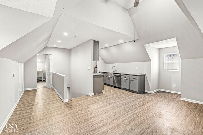 Building Photo - 2345 N Kenwood Ave