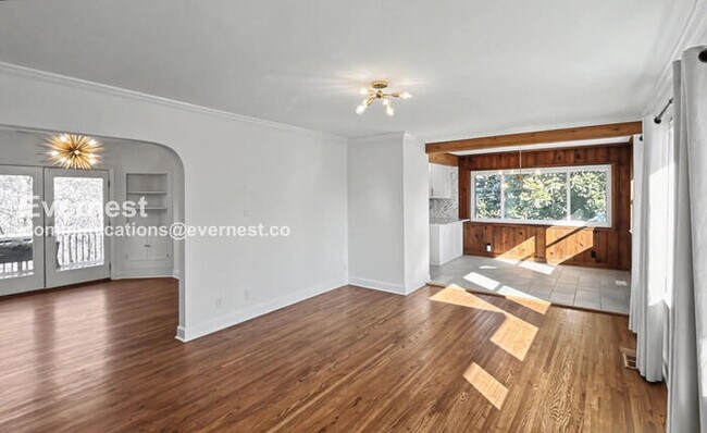 Building Photo - 3 Bed, 2 Bath Home with Fenced Yard / Pet-Friendly / Available Now!