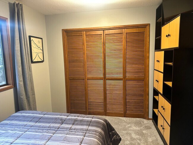 Building Photo - Super Comfortable Furnished Short term rental