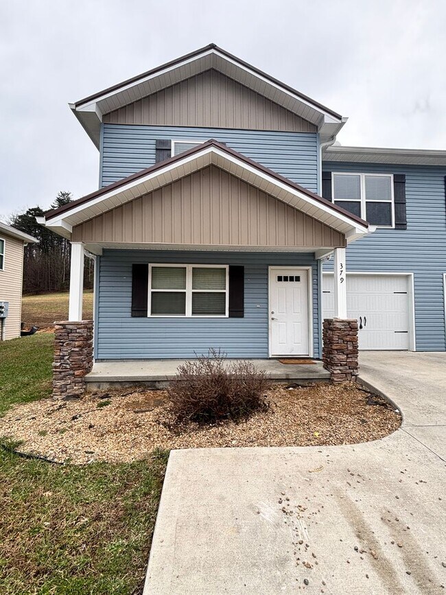 Building Photo - Sevierville 3bd/2.5bth available now!