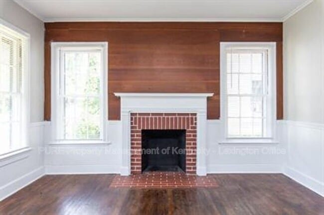 Building Photo - 206 Floral Park