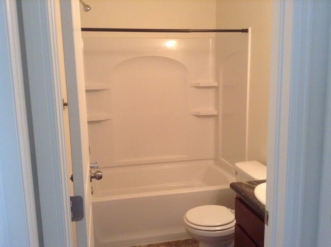 Building Photo - 3 BEDROOM, 2.5 BATHROOM, SADDLE RIDGE TWIN...