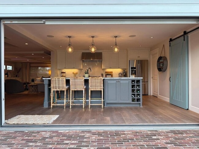 Building Photo - 301 7th St