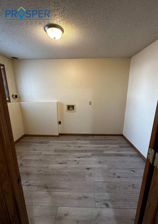 Building Photo - 3 Bedroom Unit Located Near Oakwood Mall