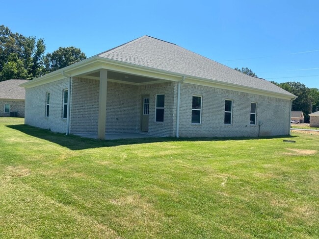Building Photo - 4 bed, 2 bath home built in 2022 in Atoka w/ a move in Special
