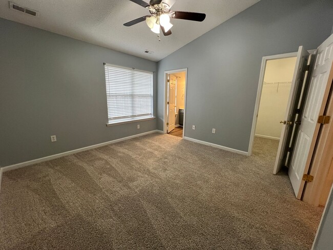 Building Photo - Renovated 3 Bed | 2.5 Bath Townhouse in No...