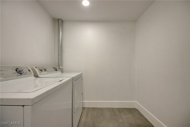 Building Photo - 4312 S Pacific Cir