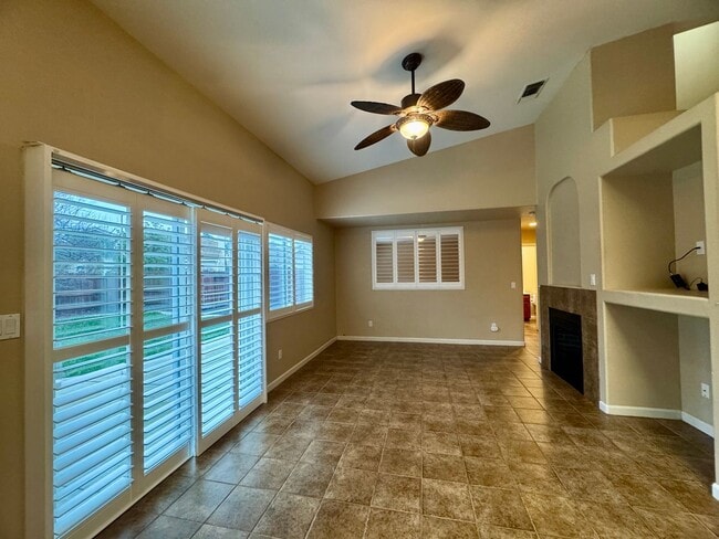 Building Photo - Spacious 3 Bedroom 3 Full Bathrooms Available Now!