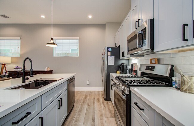 Building Photo - 1221 W Tidwell Rd