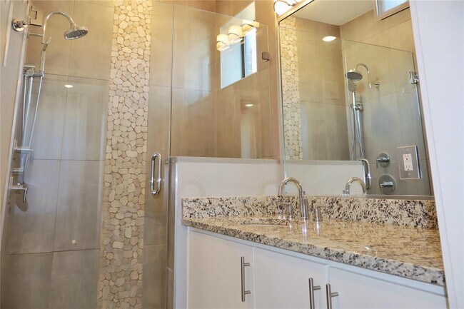 Building Photo - 810 S Rock St