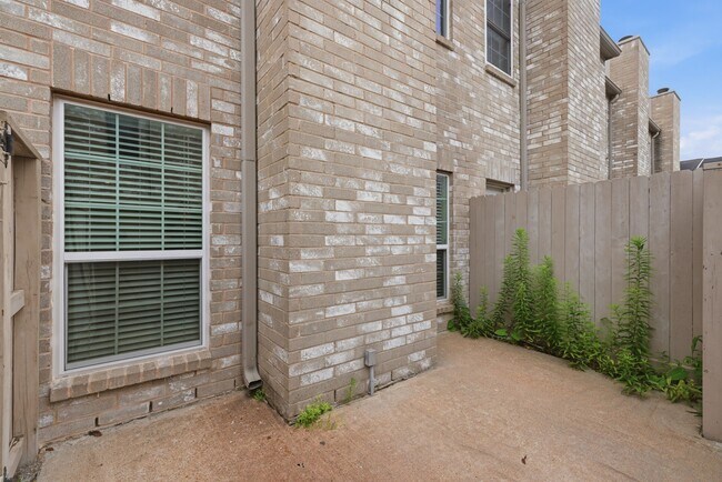 Building Photo - 2978 Holly Hall St