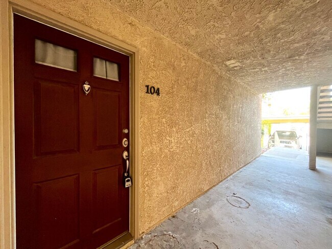 Building Photo - 2 bed, 2 bath located in Corona, CA!