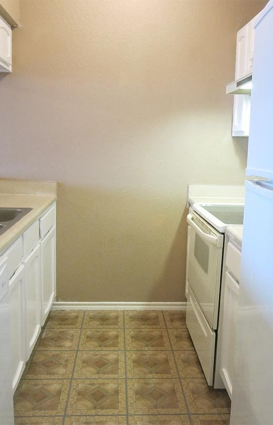 Building Photo - 2406 High Hollow Dr