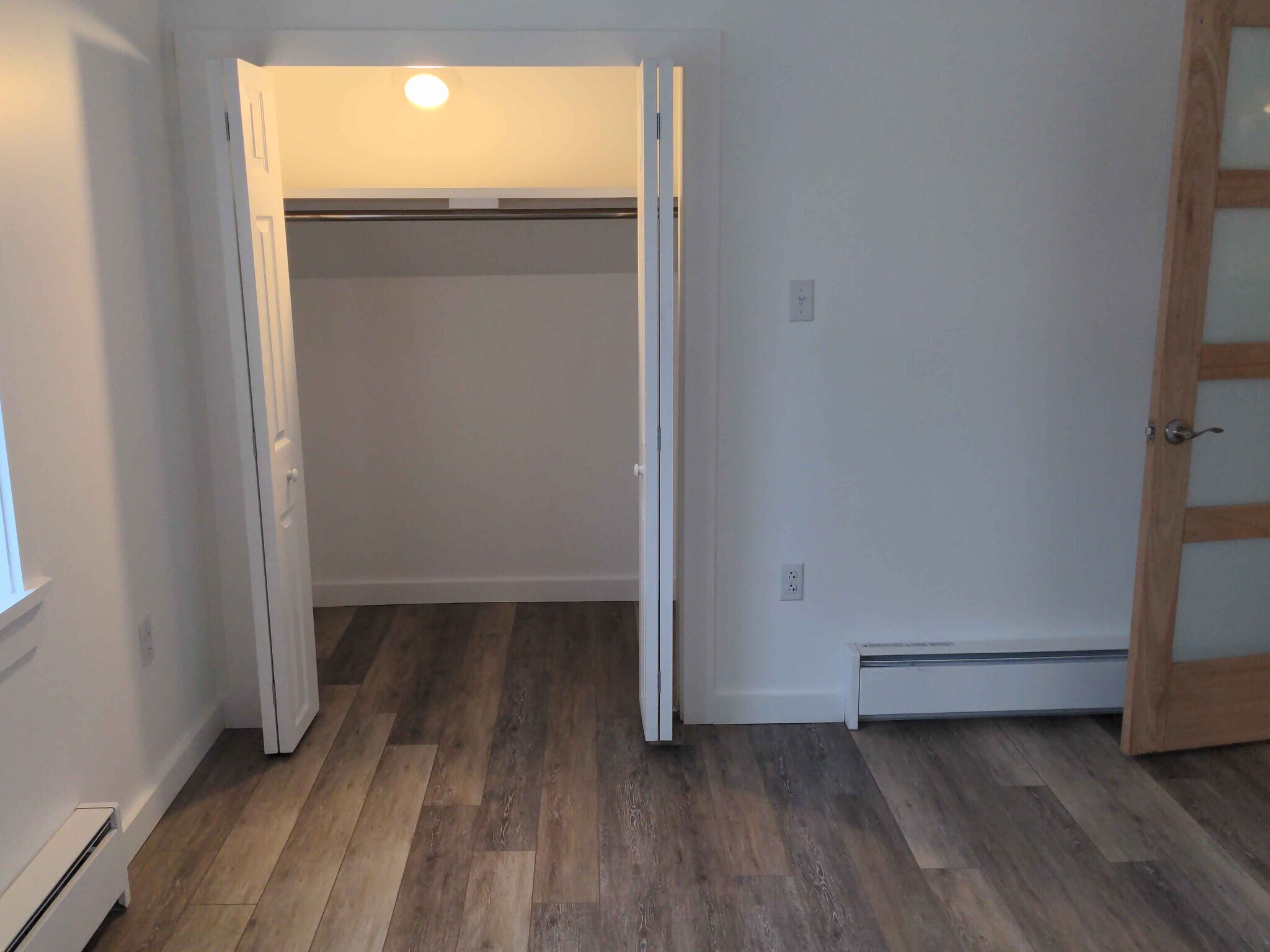Style G1: 2 bedrooms / 1 bath, historic renovation, exposed beams and vaulted ceilings - 21 Depot St